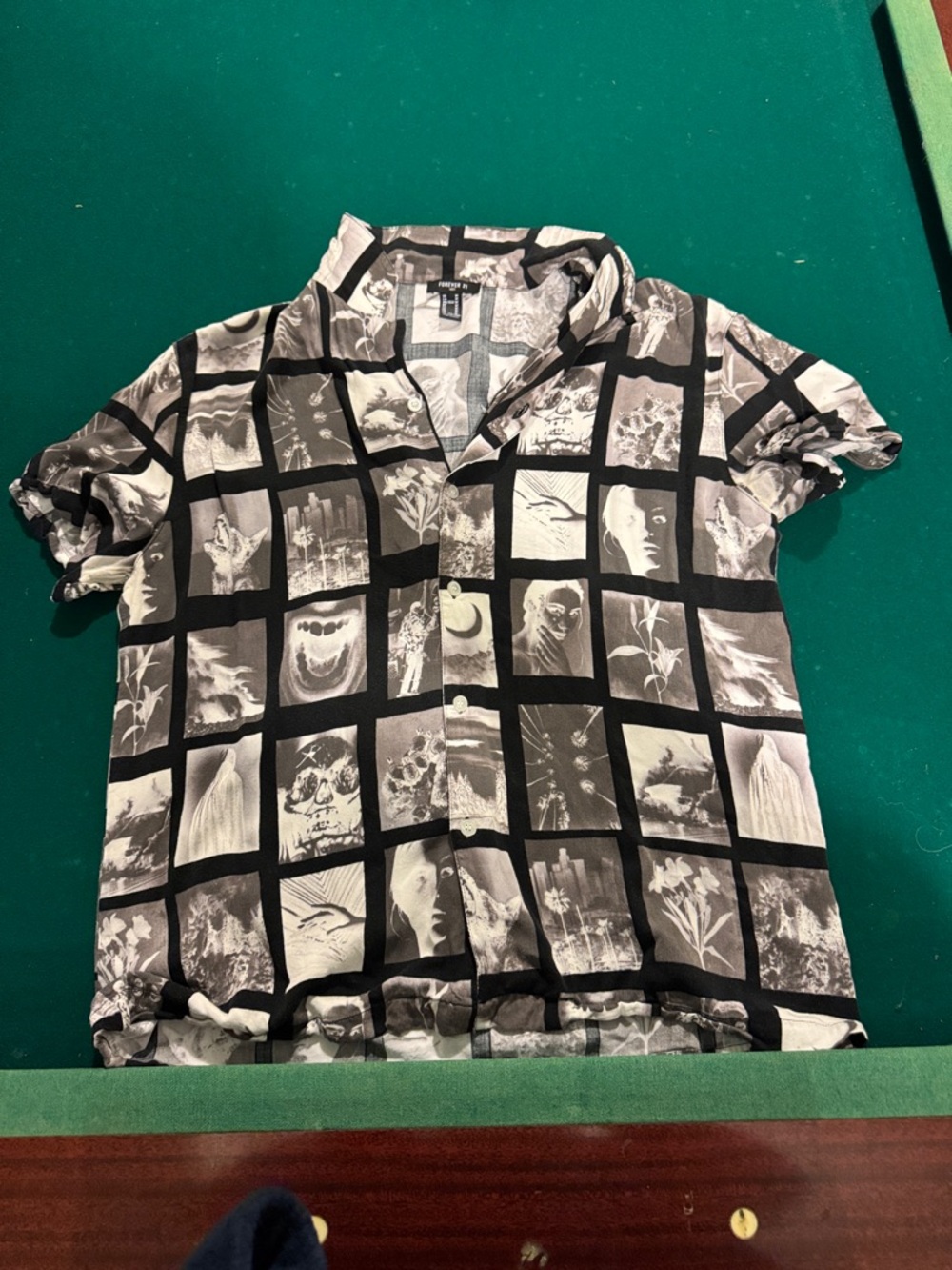 Forever 21 Men Black and White Graphic Shirt Label